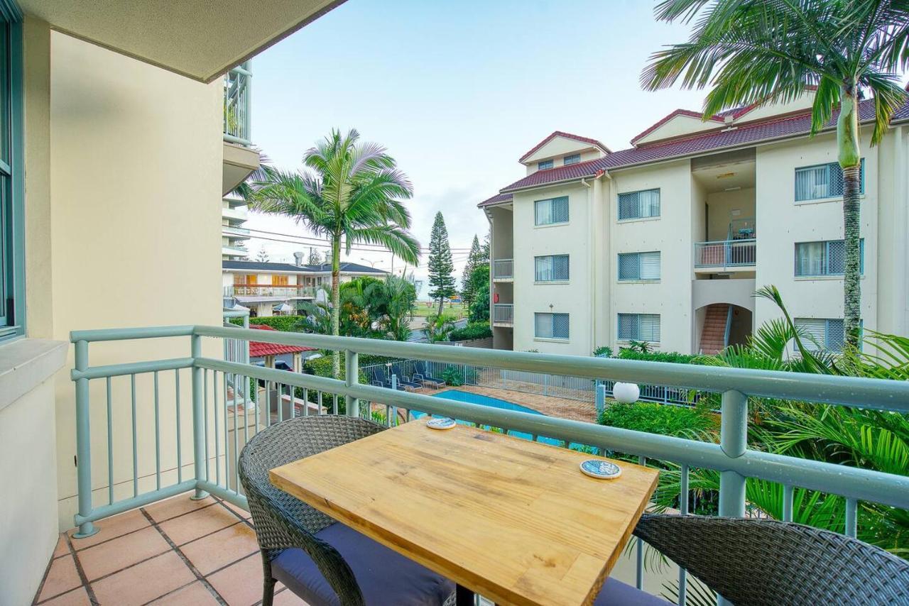 Hola Kirra - Ocean Blue Beachfront Oasis With Balcony Lejlighed Gold Coast Eksteriør billede